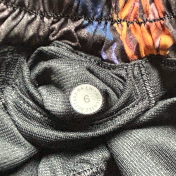 Lululemon Dark Floral Running Shorts Built-In Liner Zip Pocket Size 6 - Picture 5 of 5